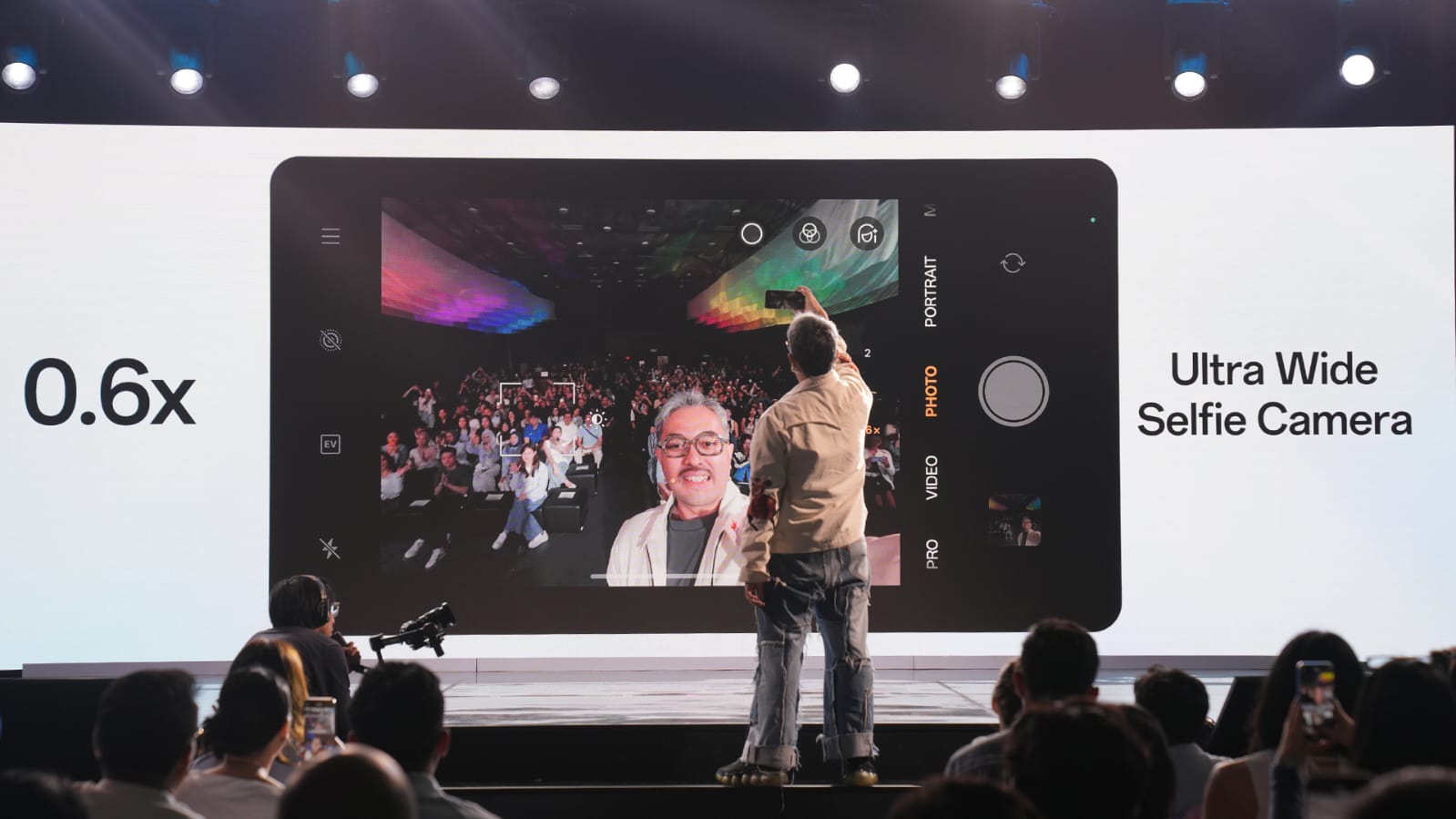 Presentasi fitur Ultra Wide Selfie Camera pada OPPO Reno15 yang mampu menangkap sudut pandang 0.6x.