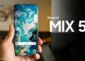 Render Xiaomi MIX 5 yang menunjukkan sisi depan dan belakang ponsel secara bersamaan.