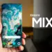 Render Xiaomi MIX 5 yang menunjukkan sisi depan dan belakang ponsel secara bersamaan.