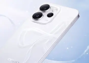 Detail dekat modul kamera OPPO Reno 15 Pro Mini dengan tulisan Reno AI Camera.