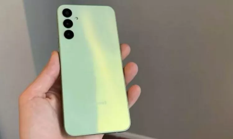 Tampak belakang smartphone Infinix Note 60 dan Samsung Galaxy A06 dengan desain modern dan baterai 5000mAh.