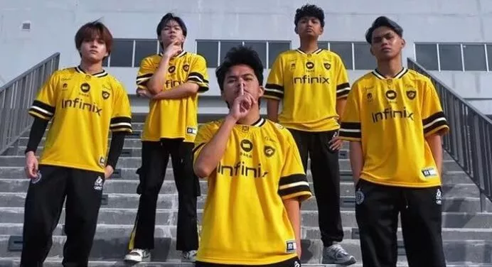 Para pemain ONIC Esports berpose di depan tangga gedung, menunjukkan kekompakan setelah memenangkan pertandingan melawan tim EVIL.