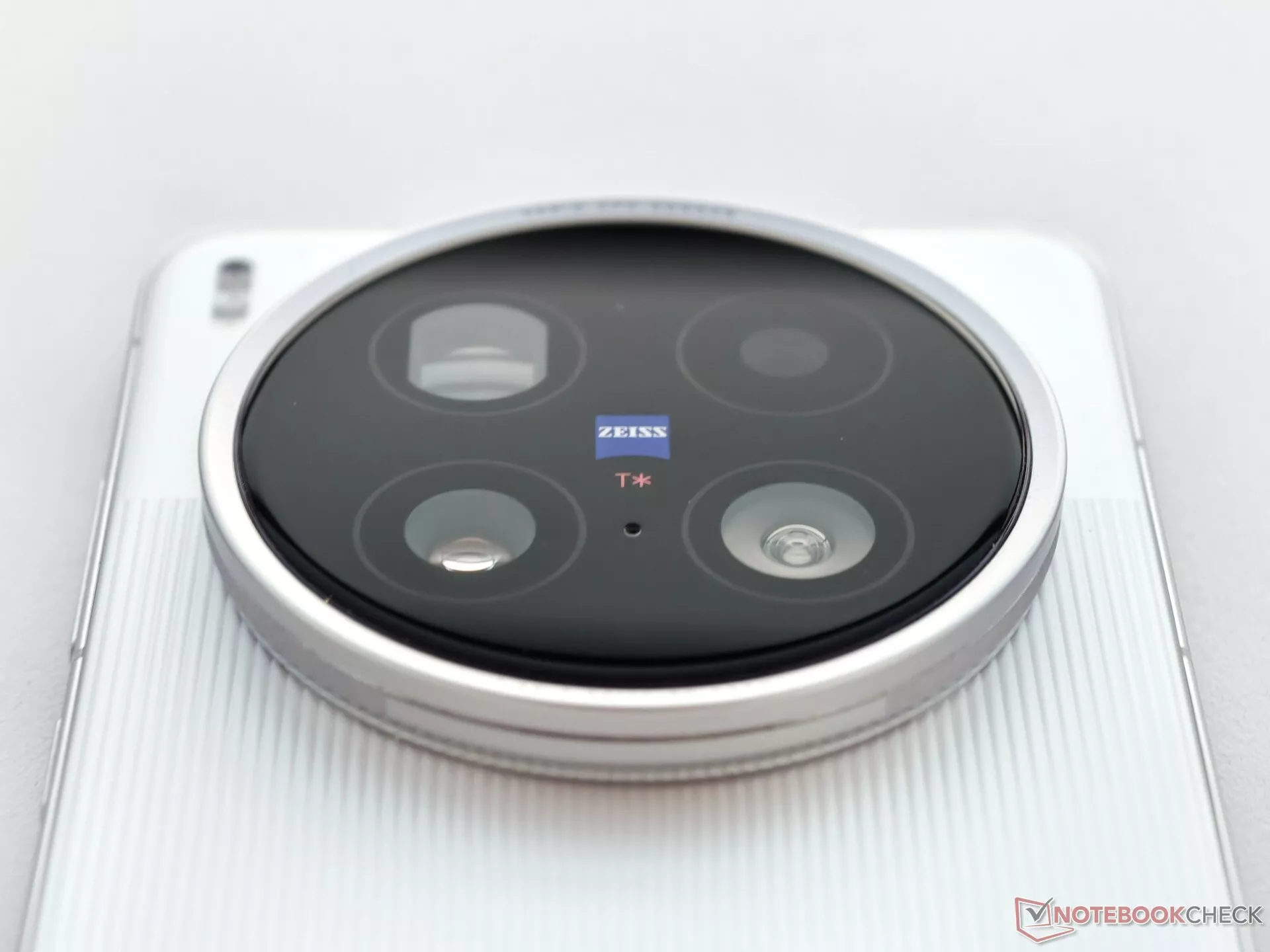 Tampak dekat lensa kamera belakang Vivo X300 Ultra yang terdiri dari empat lensa utama dengan logo ZEISS T*.