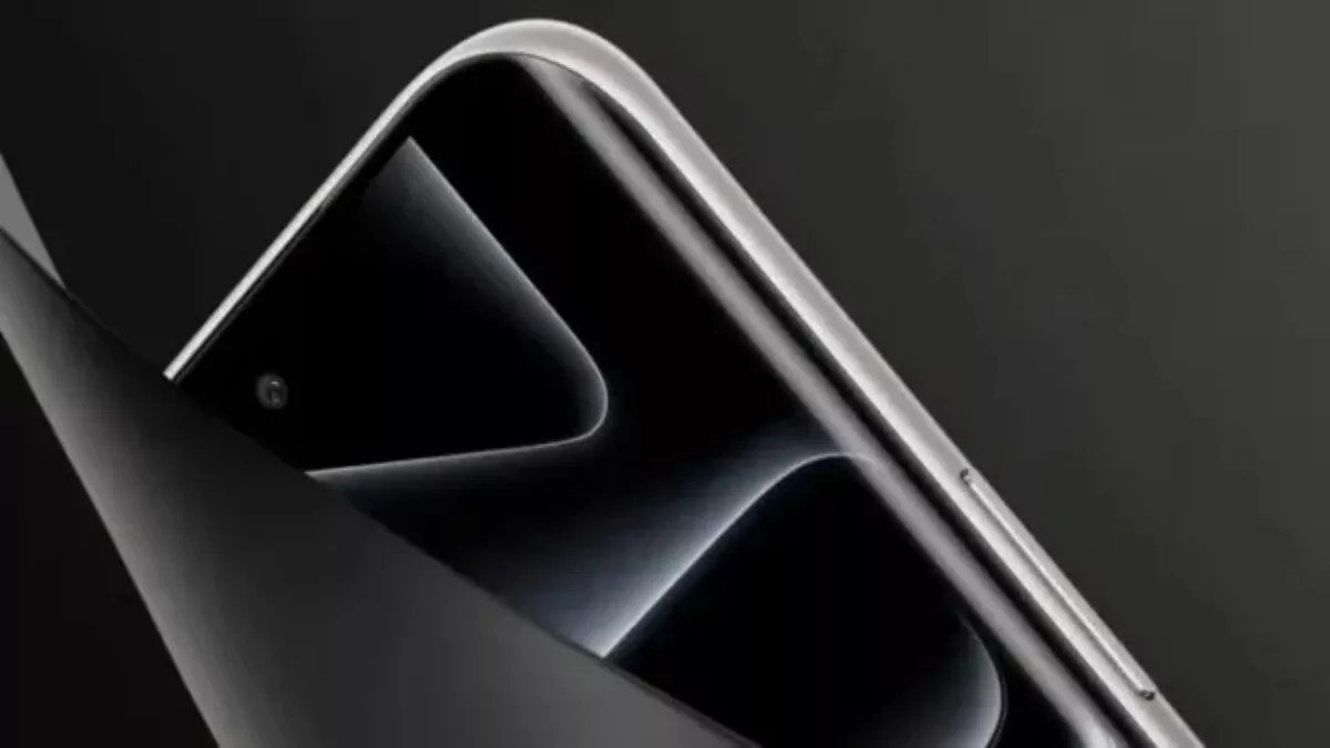 Detail close-up sudut layar melengkung dan kamera depan punch-hole pada Infinix NOTE Edge yang minimalis.