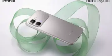 Infinix Note Edge 5G+ diletakkan di atas dekorasi pita hijau, menonjolkan desain layar lengkung dan profil bodi yang sangat tipis.