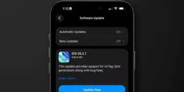 Pengguna iPhone sedang menggunakan fitur AI Object Eraser di iOS 26.2.1 untuk menghapus objek yang tidak diinginkan dalam video.