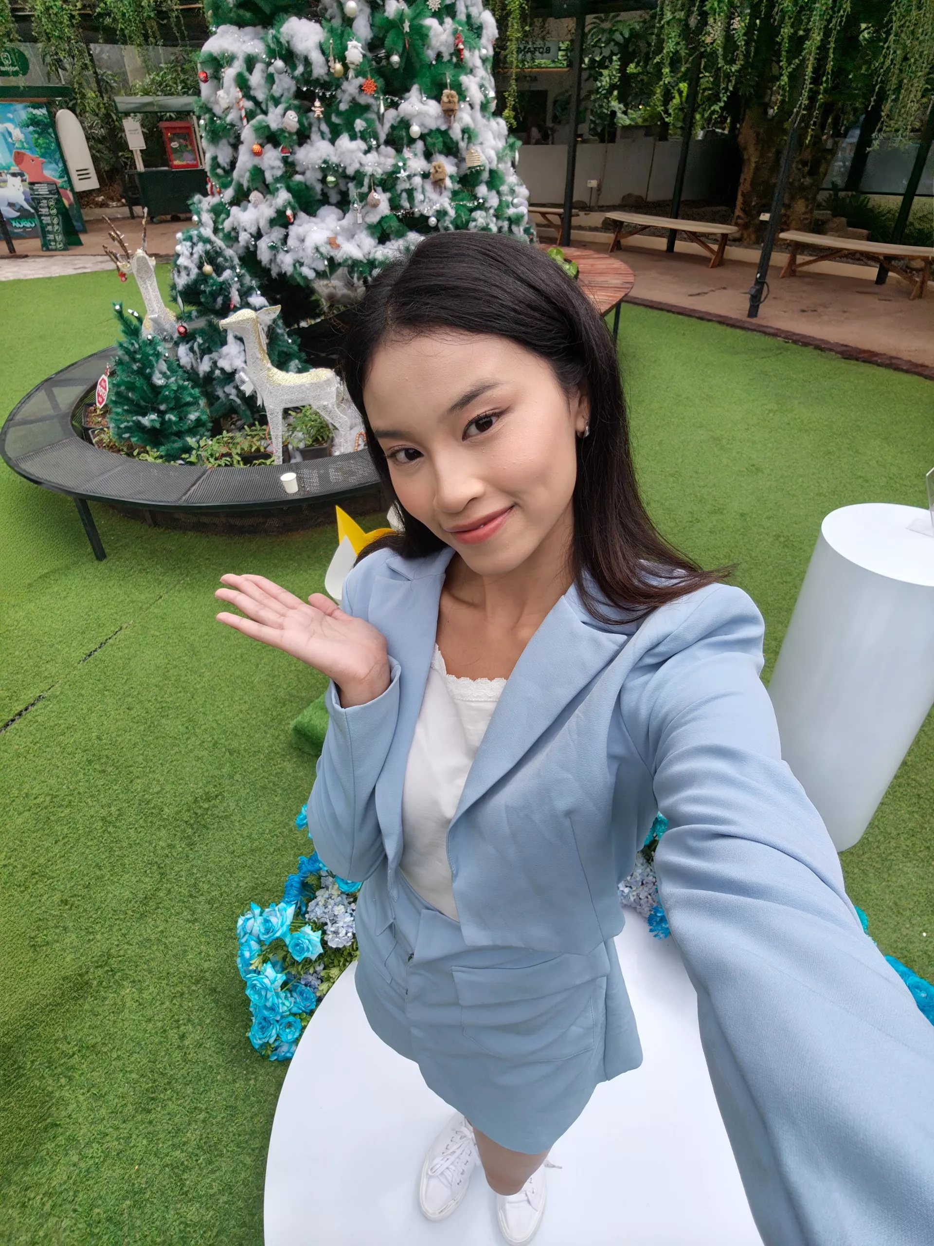 Model wanita melakukan selfie menggunakan kamera depan 100 derajat FOV terluas pada OPPO Reno15 Series.