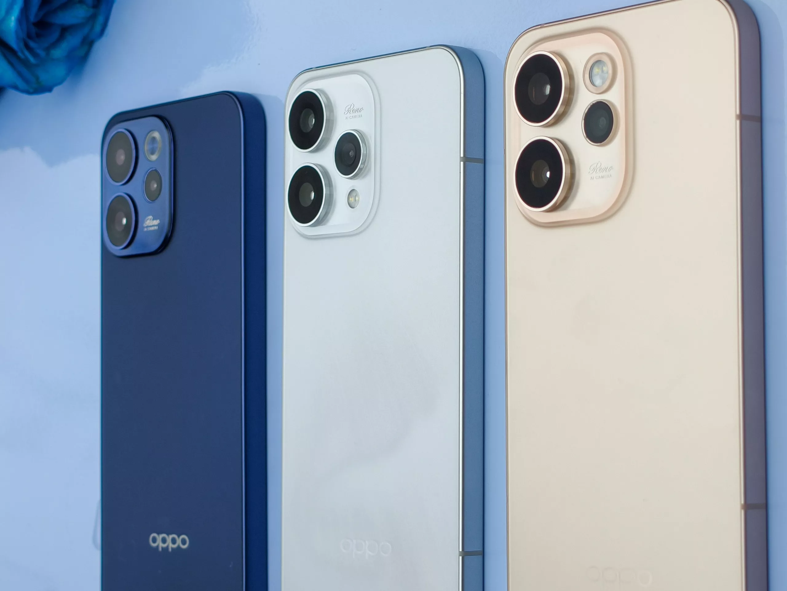 Perbandingan tiga varian warna OPPO Reno15 Series: Biru Tua, Silver, dan Emas.