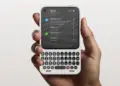 Smartphone menarik dengan desain retro yang memiliki keyboard QWERTY fisik dan layar sentuh modern menampilkan notifikasi aplikasi.