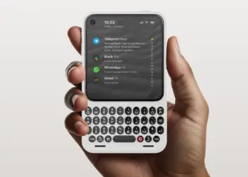 Smartphone menarik dengan desain retro yang memiliki keyboard QWERTY fisik dan layar sentuh modern menampilkan notifikasi aplikasi.