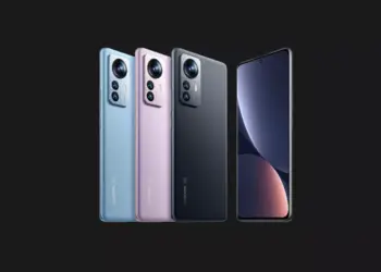 Tampilan desain belakang dan layar depan tiga unit smartphone Xiaomi 12 series dalam berbagai varian warna.