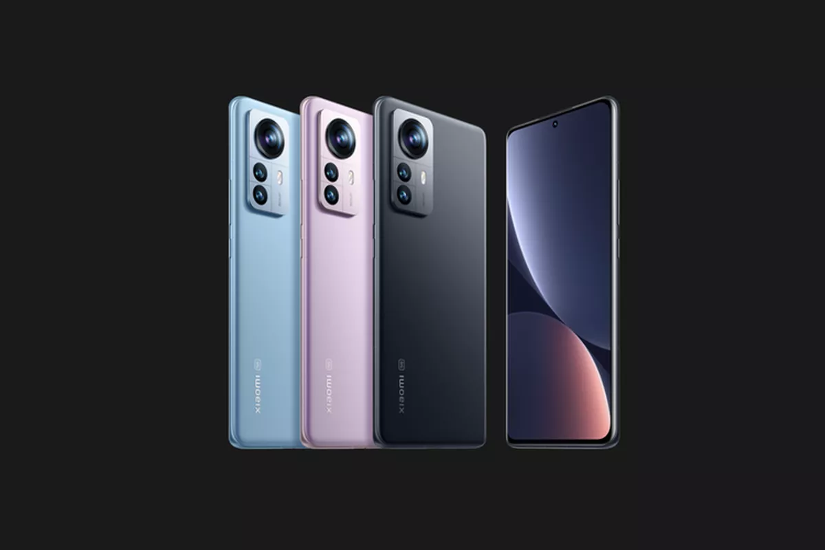 Tampilan desain belakang dan layar depan tiga unit smartphone Xiaomi 12 series dalam berbagai varian warna.
