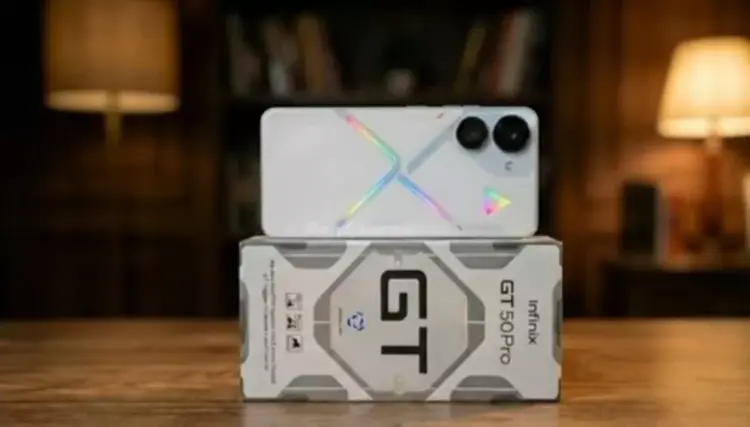 Bocoran kotak penjualan resmi Infinix GT 50 Pro dengan desain bodi belakang futuristik.