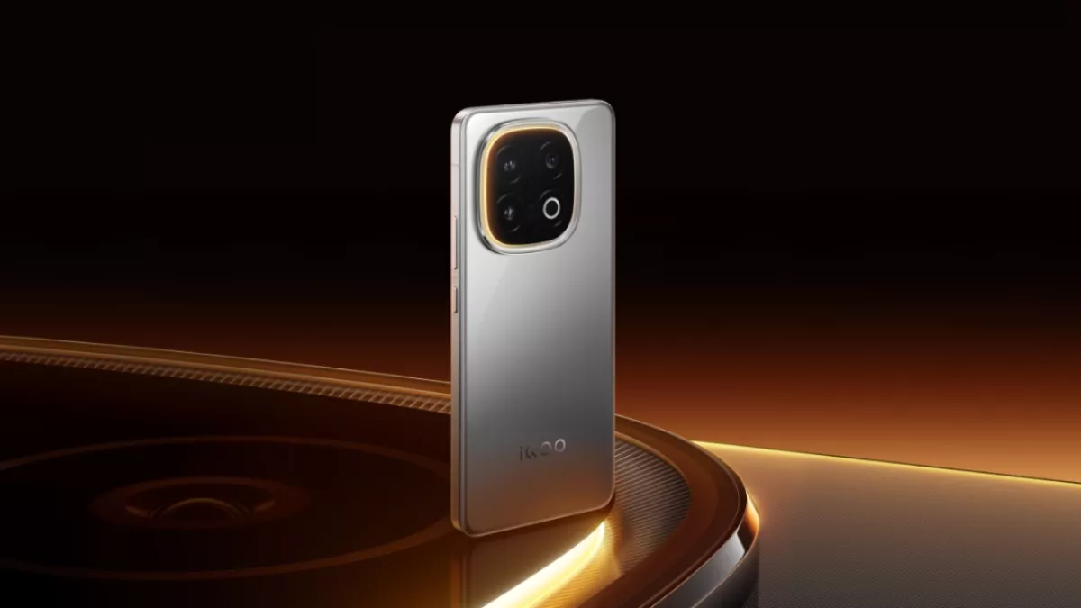 Render desain belakang iQOO 15 Ultra warna Titanium Silver dengan modul kamera besar dan lampu halo elegan.