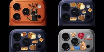 Kumpulan desain stiker kreatif yang ditempelkan di sekitar modul kamera iPhone 17 Pro.