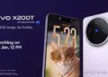 Poster resmi peluncuran Vivo X200T yang bekerja sama dengan ZEISS, menampilkan desain layar punch-hole dan kamera belakang melingkar yang ikonik.