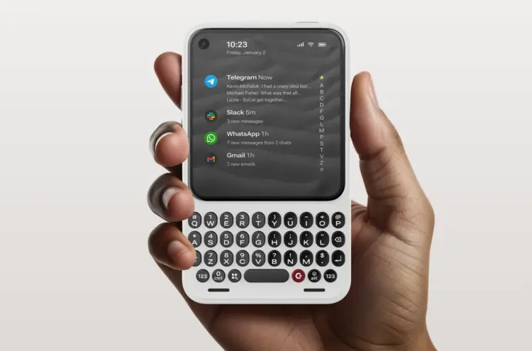 Smartphone menarik dengan desain retro yang memiliki keyboard QWERTY fisik dan layar sentuh modern menampilkan notifikasi aplikasi.