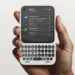 Smartphone menarik dengan desain retro yang memiliki keyboard QWERTY fisik dan layar sentuh modern menampilkan notifikasi aplikasi.