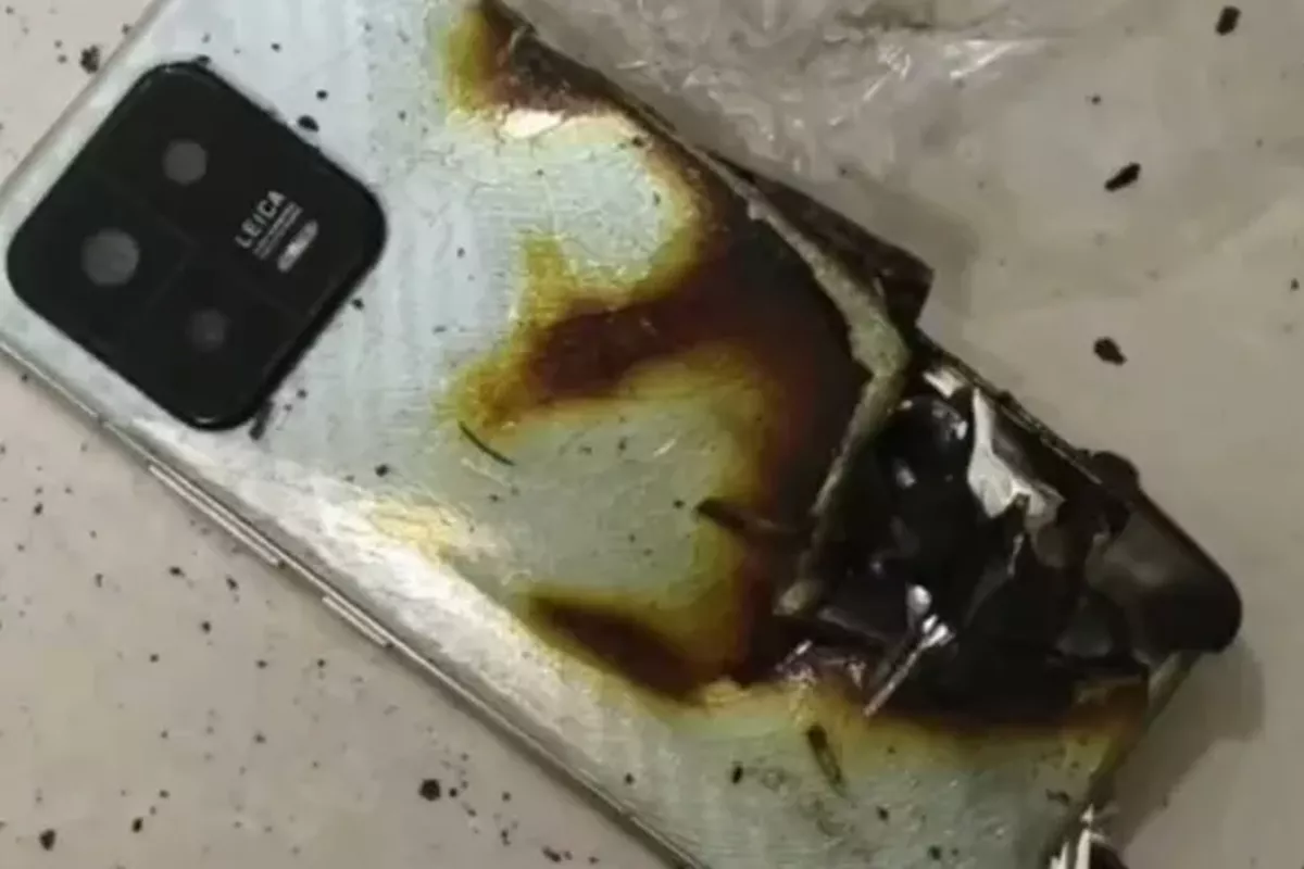 Bagian belakang smartphone Xiaomi dengan modul kamera Leica yang hangus terbakar akibat panas berlebih dan thermal runaway pada baterai.