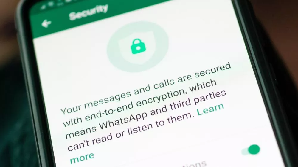 Layar smartphone menampilkan menu Security WhatsApp yang menjelaskan fitur end-to-end encryption untuk menangkal penyadapan oleh Aplikasi luar.
