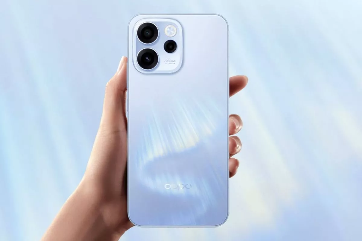 Tekstur bodi belakang Oppo Reno 15 FS varian warna biru muda dengan efek kilauan cahaya yang futuristik.