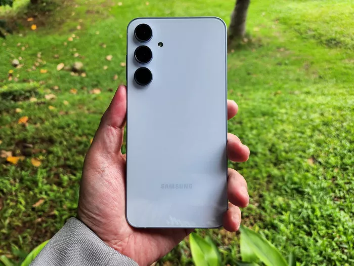 Detail desain bodi belakang dan modul tiga kamera Samsung Galaxy A55 5G warna Awesome Iceblue.