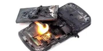 Ilustrasi atau dokumentasi baterai smartphone yang mengeluarkan api dari dalam komponen internal akibat korsleting atau thermal runaway.