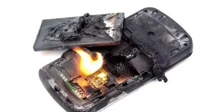 Ilustrasi atau dokumentasi baterai smartphone yang mengeluarkan api dari dalam komponen internal akibat korsleting atau thermal runaway.