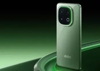 Tampak samping belakang iQOO 15 Ultra warna Emerald Green dengan detail lampu LED di sekitar modul kamera.