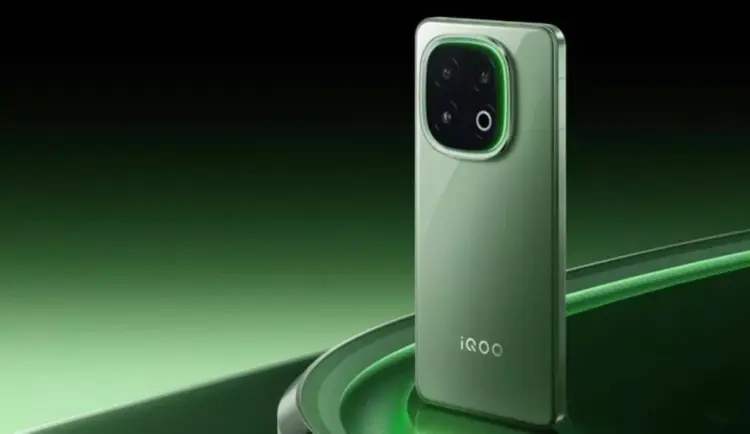 Tampak samping belakang iQOO 15 Ultra warna Emerald Green dengan detail lampu LED di sekitar modul kamera.