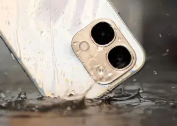 Detail bodi samping dan modul kamera Vivo Y31d yang kokoh, mengemas baterai besar 7.200 mAh dalam desain yang tetap ramping.