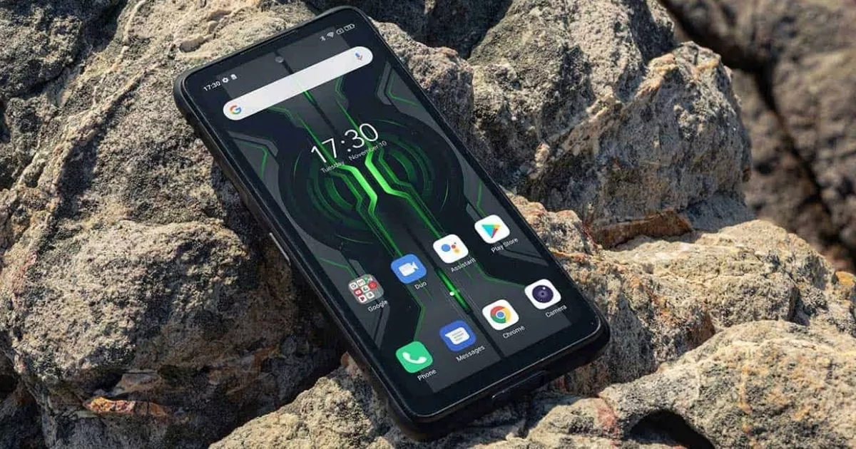 Smartphone tangguh atau HP tahan banting yang diletakkan di atas batu karang untuk penggunaan outdoor.