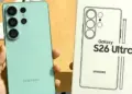 Penampakan bodi belakang Galaxy S26 Ultra warna hijau mint bersanding dengan kotak penjualan resminya.