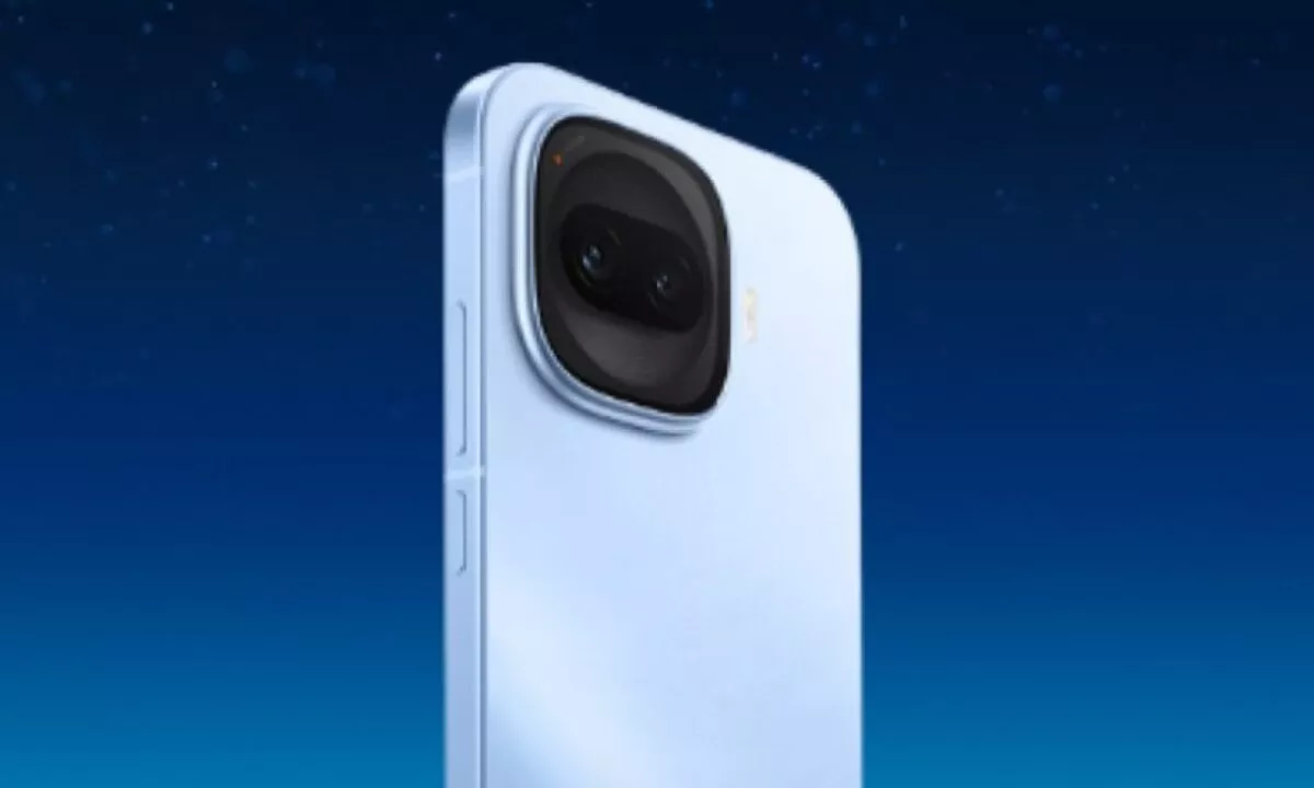 Close-up modul kamera belakang iQOO Z11 Turbo dengan desain elegan dan bodi warna biru muda.