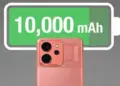 Ilustrasi kapasitas baterai Realme P4 Power sebesar 10.000mAh dengan latar belakang smartphone berwarna pink kemerahan.