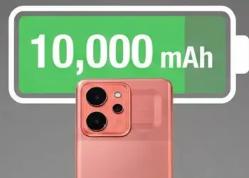Ilustrasi kapasitas baterai Realme P4 Power sebesar 10.000mAh dengan latar belakang smartphone berwarna pink kemerahan.
