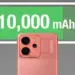 Ilustrasi kapasitas baterai Realme P4 Power sebesar 10.000mAh dengan latar belakang smartphone berwarna pink kemerahan.