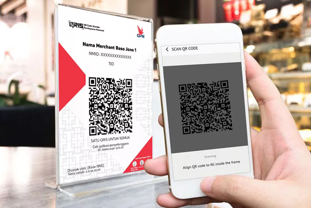 Seseorang melakukan transaksi QRIS menggunakan smartphone pada barcode statis di merchant makanan.