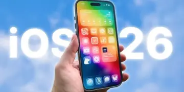 Tampilan antarmuka iOS 26 pada smartphone yang menunjukkan desain wallpaper sistem operasi terbaru.