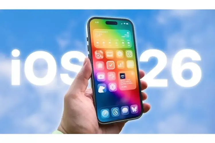 Tampilan antarmuka iOS 26 pada smartphone yang menunjukkan desain wallpaper sistem operasi terbaru.