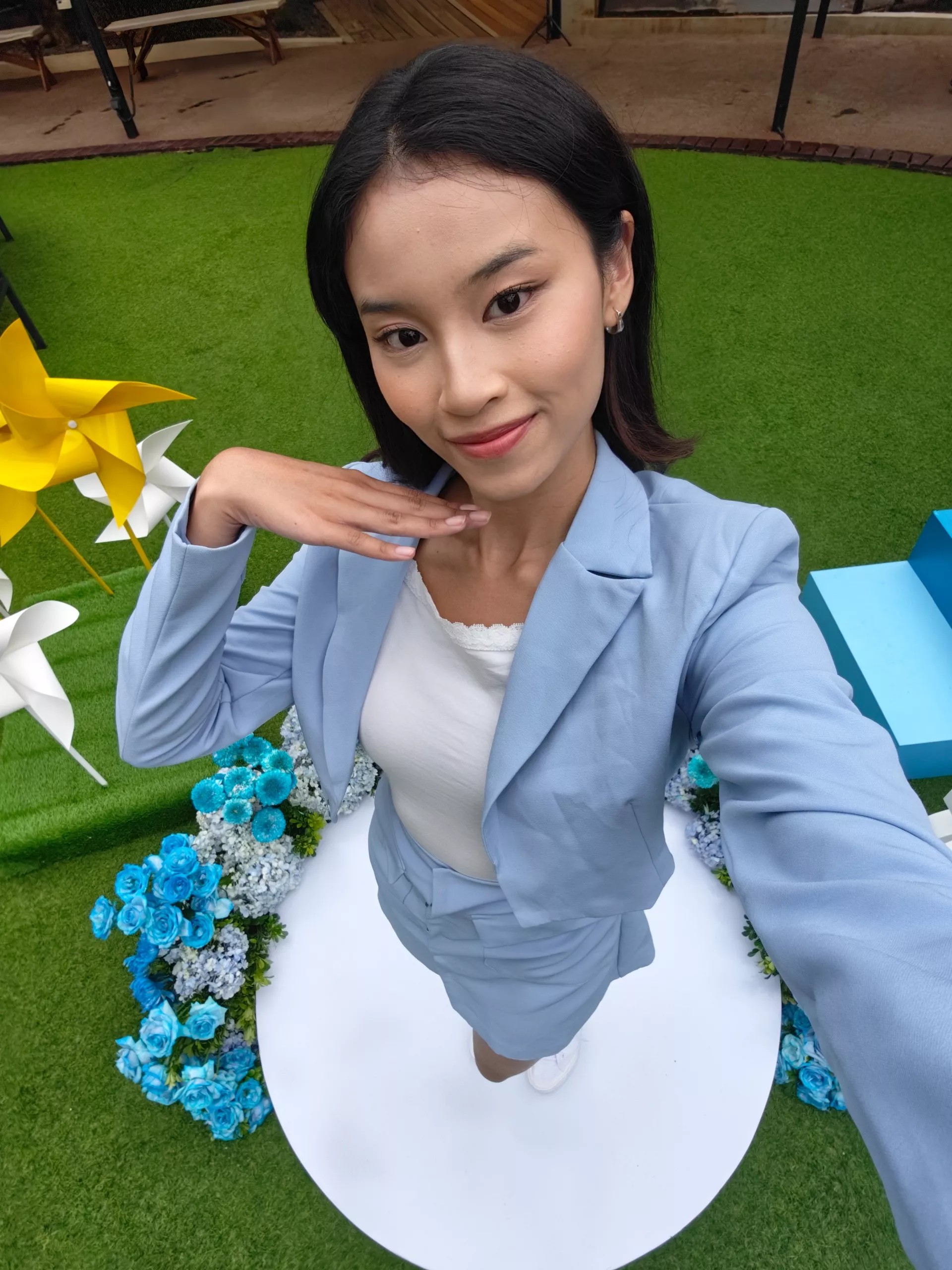 Pengujian kamera depan ultra-wide OPPO Reno15 Series dari sudut pandang tinggi (high angle).