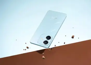 Smartphone dengan bodi kuat yang tahan terhadap guncangan dan benturan keras.