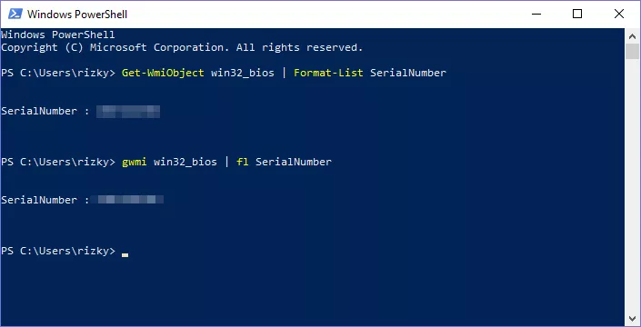 Tampilan jendela Windows PowerShell yang menjalankan perintah Get-WmiObject untuk melihat Serial Number Laptop secara digital.