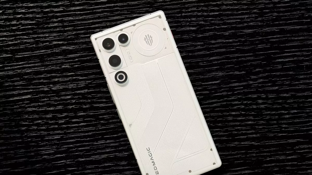 Detail panel belakang RedMagic 11 Air varian warna putih dengan tekstur transparan dan modul kamera vertikal.