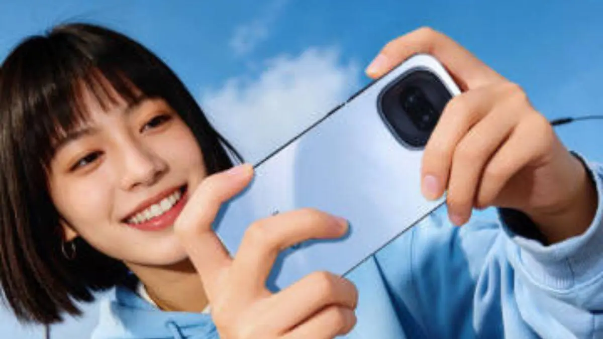 Seorang wanita memegang smartphone iQOO Z11 Turbo warna biru dengan posisi landscape, menunjukkan kemudahan penggunaan.