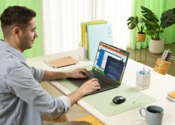 Seseorang sedang menggunakan laptop Acer Aspire AI terbaru dengan prosesor Intel Panther Lake di ajang CES 2026.