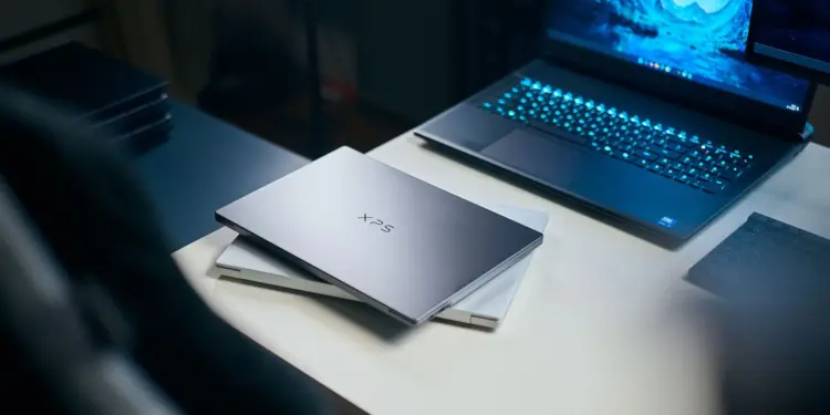Tumpukan laptop Dell XPS dan Alienware gaming di meja kerja, ilustrasi strategi Dell CES 2026 yang tinggalkan gimmick marketing AI.