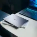 Tumpukan laptop Dell XPS dan Alienware gaming di meja kerja, ilustrasi strategi Dell CES 2026 yang tinggalkan gimmick marketing AI.