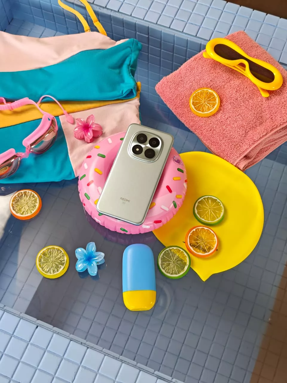 Smartphone REDMI Note 15 Series varian warna hijau dengan efek percikan air yang menunjukkan fitur tahan air.