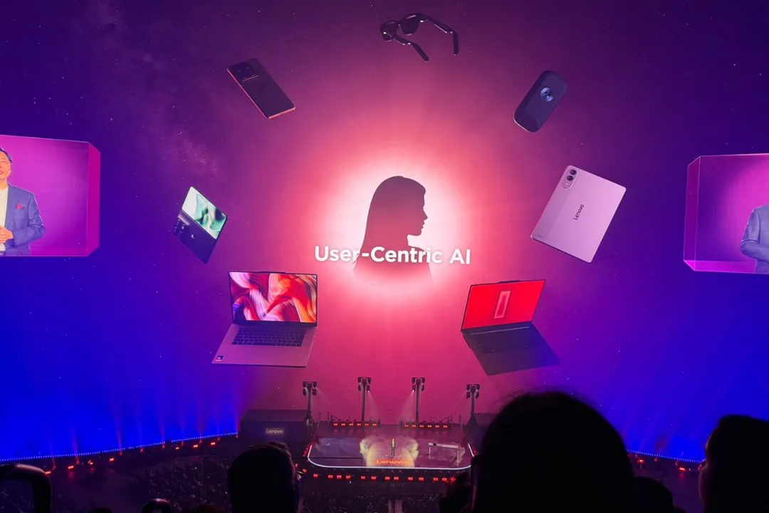Presentasi Inovasi Lenovo CES 2026 menampilkan konsep User-Centric AI di mana Lenovo Qira menghubungkan ekosistem laptop, smartphone, dan wearable secara mulus.
